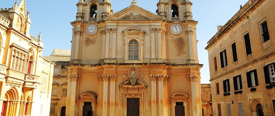Die barocke Fassade und die Glockentürme der Kathedrale St Paul