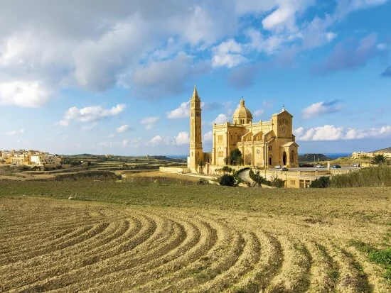 L’église et le clocher de Ta’ Pinu entourés de champs cultivés