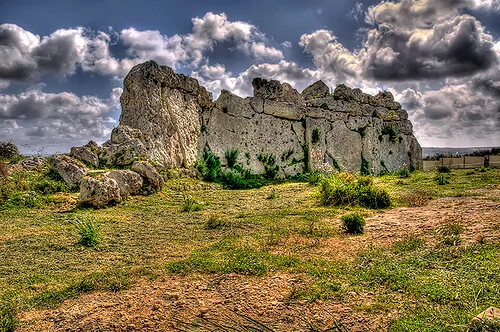 Grands murs de pierre érodée dans les temples de Ġgantija