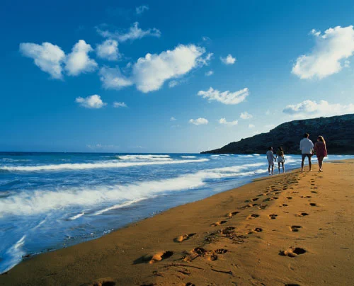 Sable et vagues sur le rivage de Ramla Bay à Gozo