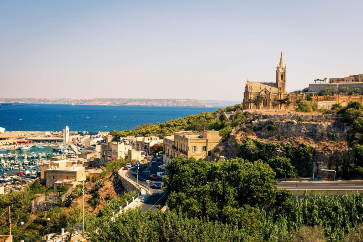 Le port de Mġarr et une église sur la colline face à la mer