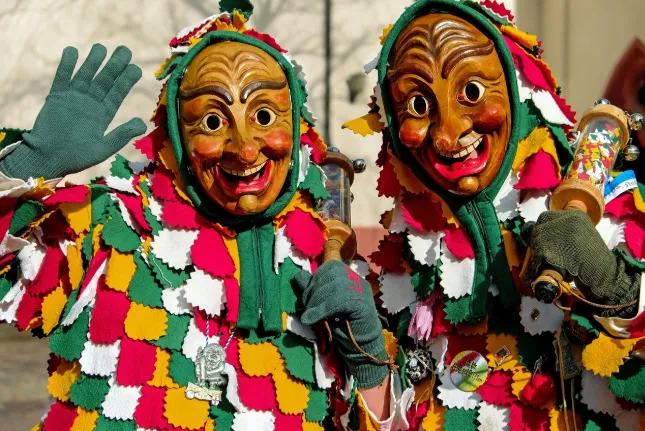 Karneval in Nadur: Satire und Kostüme in Gozo