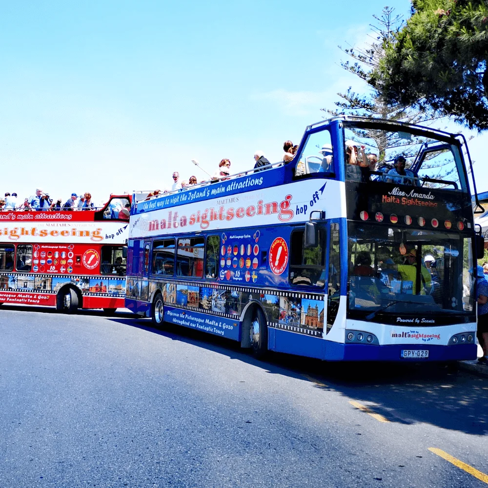 Offene Doppeldecker für Sightseeing auf Malta